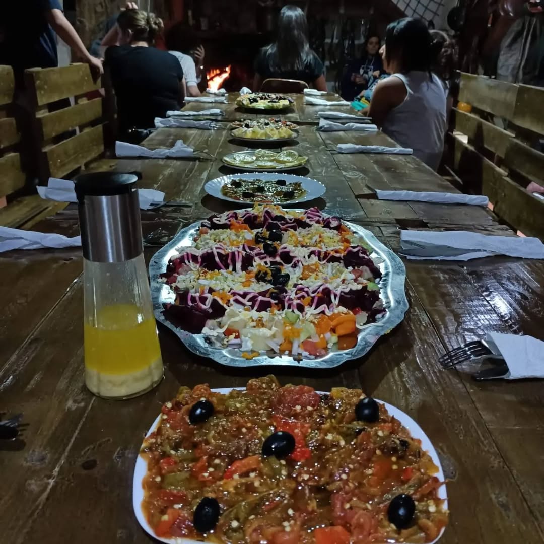 Table garnie de spécialités kabyles