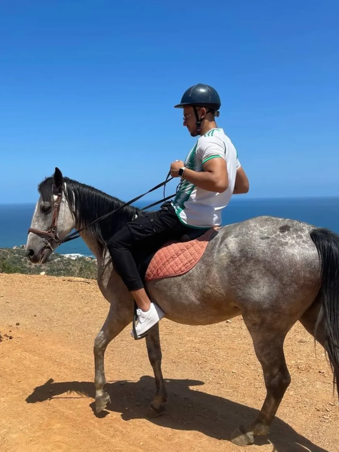Balade à cheval face à la mer Méditerranée