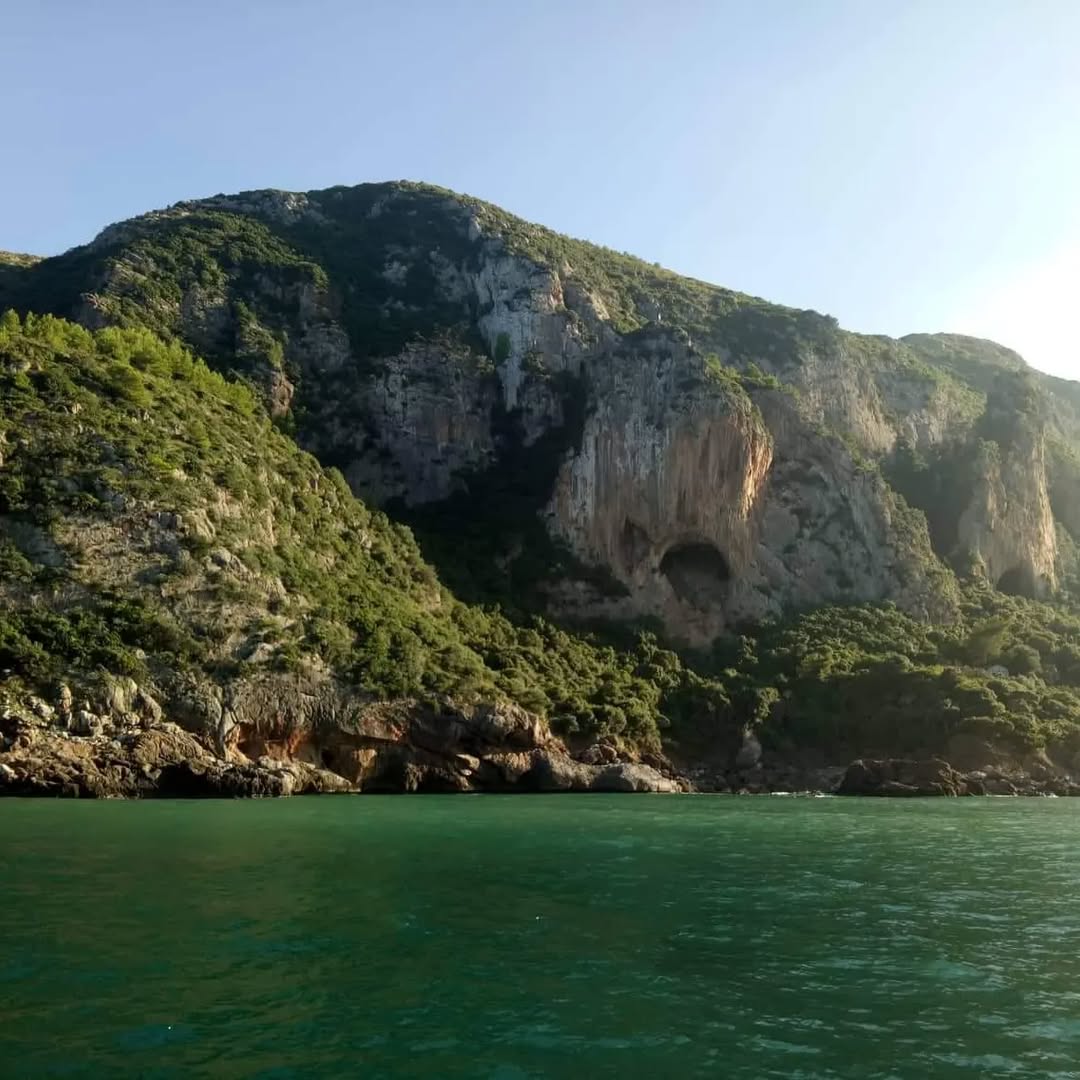 Vue sur la mer Méditerranée depuis le parc
